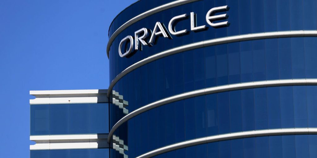 Oracle stock sinks as revenue outlook falls below Wall Street consensus