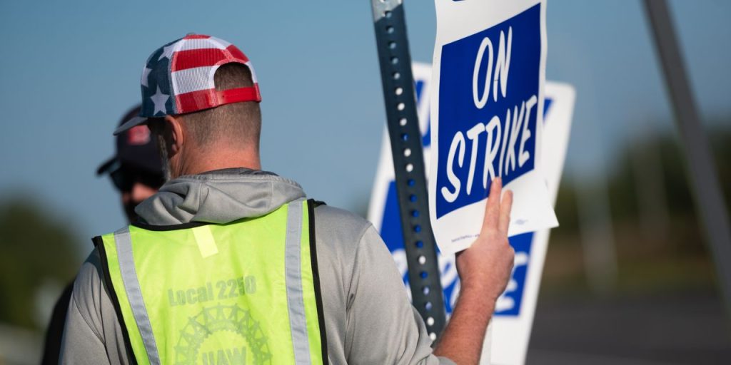 U.S. jobless claims fall to 8-month low of 201,000 with businesses avoiding layoffs