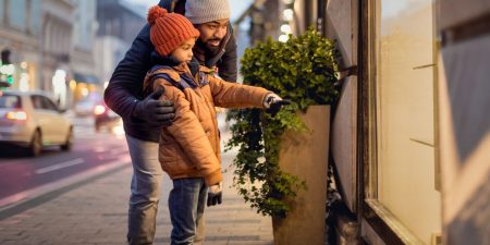 5 tips to rein in holiday spending and manage debt