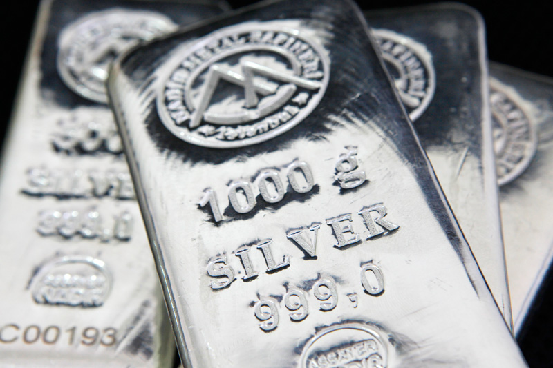 Silver prices plunge amid Powell’s hawkish stance and stronger dollar
