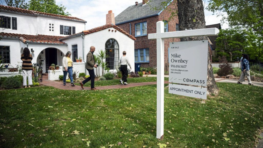 Mortgage rates slip, sticking near 2025 lows