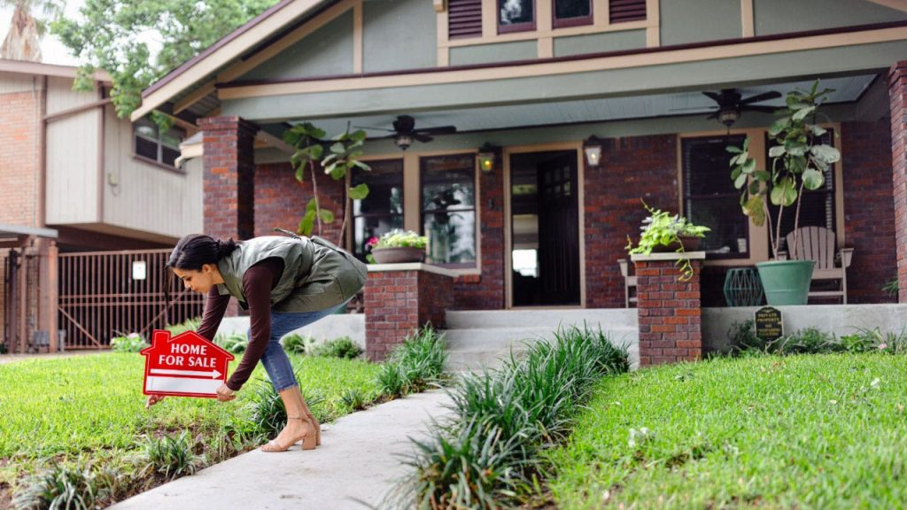 Home delistings surge as sellers struggle to get their price
